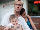 Ryan Gosling a Eva Mendesová ve filmu Za borovicovým hájem (2012)