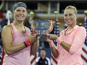 esk tenistky Andrea Hlavkov (vpravo) a Lucie Hradeck zskaly titul ve...
