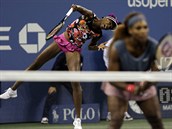 SESTERSK SOUHRA. Serena Williamsov "hldkuje" na sti, Venus podv.