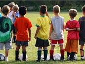 Mezi dětmi je populárním sportem fotbal.