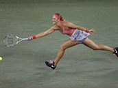 JET KOUSEK. Viktoria Azarenkov se natahuje za mkem ve tvrtfinle US Open.