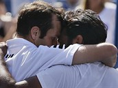 Radek tpnek (vlevo) a Leander Paes se raduj z triumfu ve tyhe na US Open.