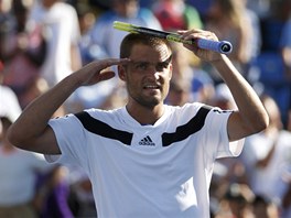 Rusk tenista Michail Junyj salutuje divkm po postupu do tvrtfinle US Open.