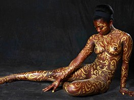 Na spojení krásy a zlatého tpytu vsadil nmecký bodypainter Jörg Düsterwald....