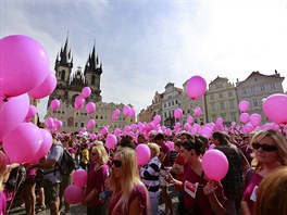 Staromstské námstí v Praze zaplavila v pravé poledne rovofialová barva....