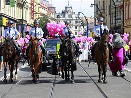elo Avon pochodu vedli policisté na koních. (8.9. 2013)