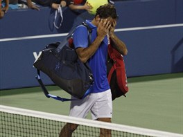 KONEC. Roger Federer opout kurt po vyazen v osmifinle US Open.