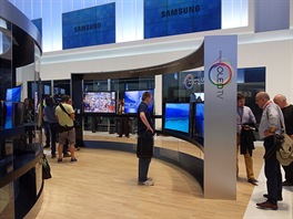 Samsung: Prohnuté OLED panely jsme fotili i na letošním veletrhu  CES v Las...