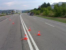 Srka astnka Barum Czech Rally Jana Jelnka s motocyklistou u Sluovic.