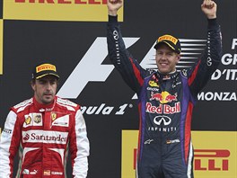 Sebastian Vettel (vpravo) z Red Bullu se raduje, Fernando Alonso z Ferrari tak...