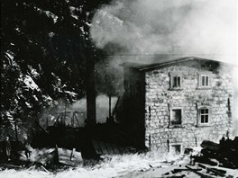 Labská bouda. Stará bouda shoela a do základ, kdy jeden z emeslník...