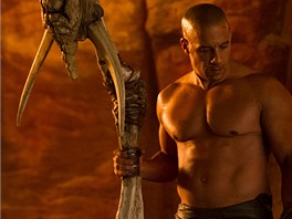 Osam�lý Vin Diesel ve filmu ladí s výtvarným pozadím, které se skládá z ostín�...