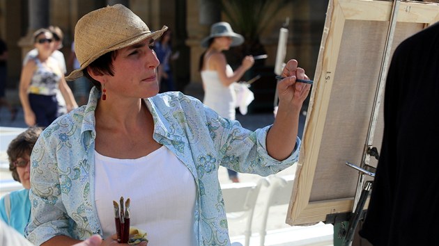 výcarská malíka Doris Windlinová maluje spolu s dalími umlci na protestním