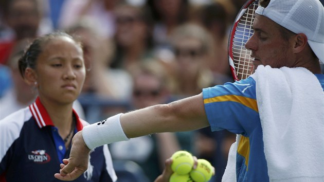 Australsk tenista Lleyton Hewitt kontroluje stav zrann ruky v osmifinle US Open.