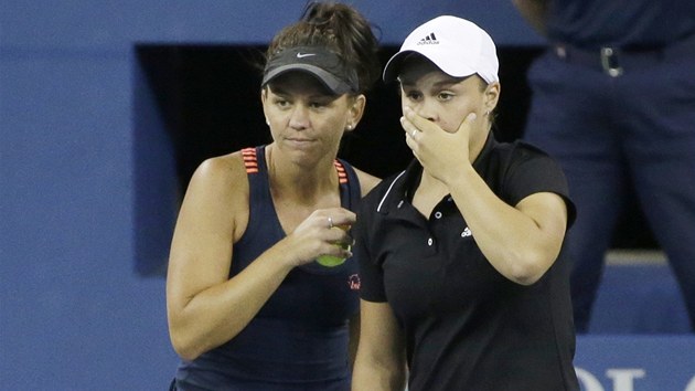 Australsk tenistky Casey Dellacquaov (vlevo) a Ashleigh Bartyov hraj ve finle tyhry na US Open. 