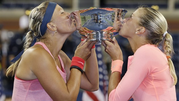 esk tenistky Andrea Hlavkov (vpravo) a Lucie Hradeck lbaj vtznou trofej ze tyhry na US Open.