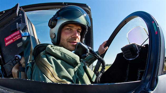 Na pehldce se ukzal i pilot esk armdy Marin Krlk ve svm Gripenu. (CIAF 2013)