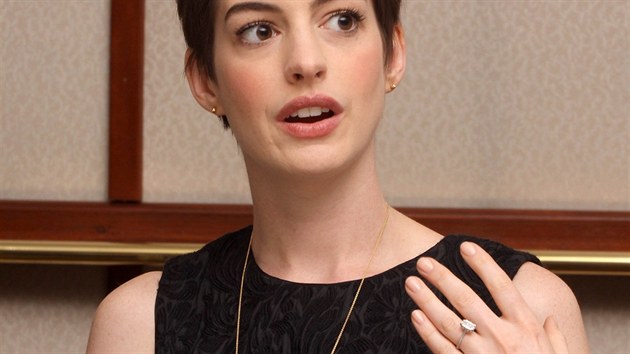 Adam Shulman, manel hereky Anne Hathaway, se krom filmu vnuje i perkastv. Proto nen divu, e tak on sv partnerce vnoval "zsnubk" vytvoen podle vlastnho nvrhu. Co kaj sla? Diamant je osmikartov a cena prstenu se pohybuje kolem t milion korun.