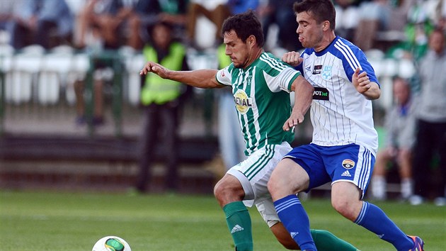 SOUBOJ NOVK. V 7. kole proti sob nastoupili v "olku" novci - domc Bohemians Praha 1905 a Znojmo. Na snmku zlonci Bohemians Josef Jindiek (vlevo) a Znojma Radim Nepoitek.