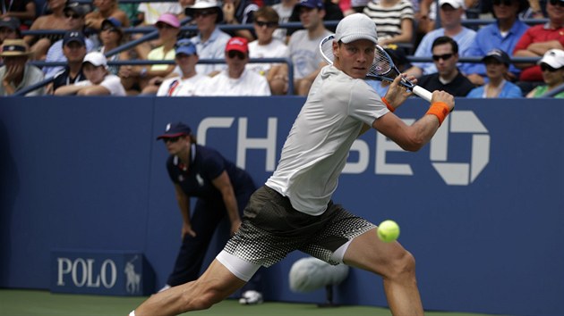 NA TEN DOSHNU. Tom Berdych se natahuje po mku na bekhendov stran v zpase s Julienem Benneteauem ve 3. kole US Open.