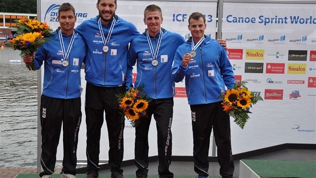 STBRO! tykajak Daniel Havel, Luk Trefil, Josef Dostl a Jan trba zskal na svtovm ampiontu v Duisburgu stbrnou mediali na olympijskm kilometru. Skonil druh za Rusy.