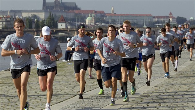 PO NPLAVCE. Desetikilometrov beck zvod We Run Prague zanal a konil ve lutch lznch.