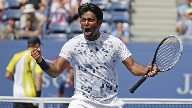 INDOVA RADOST. Leander Paes se raduje bhem semifinle deblu na US Open proti bratrm Bryanm.