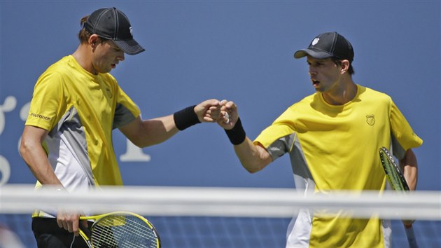 POJ. Bratrsk povzbuzovn Mika a Boba Bryan bhem semifinle deblu na US Open proti pru tpnek, Paes.