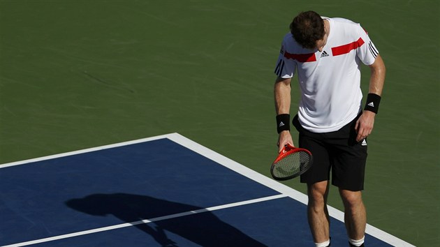 ZKLAMÁNÍ. Andy Murray bhem tvrtfinále US Open se Stanislasem Wawrinkou zail...