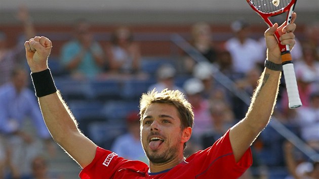 TRIUMF. Stanislas Wawrinka slav vhru nad Andym Murraym a postup do semifinle US Open.