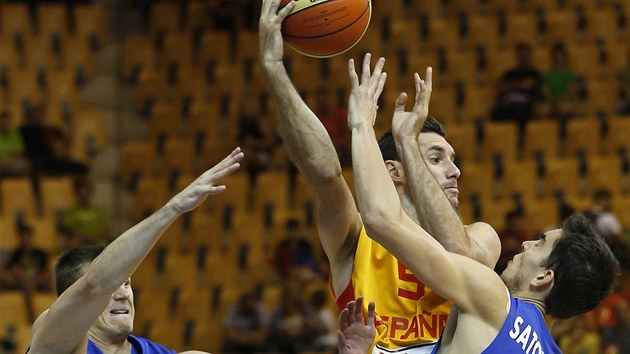 ZASTAVME T. et basketbalist Pavel Pumprla (vlevo) a Tom Satoransk (vpravo) se sna v utkn proti panlsku zastavit Rudyho Fernandeze.