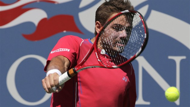 JDE TO ZASE K TOB, NOVAKU. Stanislas Wawrinka vrac der Novaku Djokoviovi.