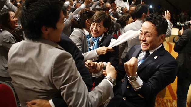 JE TO NAE! Radost japonsk delegace pot, co Mezinrodn olympijsk vbor rozhodl, e letn olympidu v roce 2020 uspod Tokio