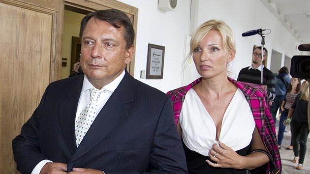 Jiří Paroubek míří s manželkou Petrou do jednací síně, kde se probírá kauza Davida Ratha (5. září 2013).