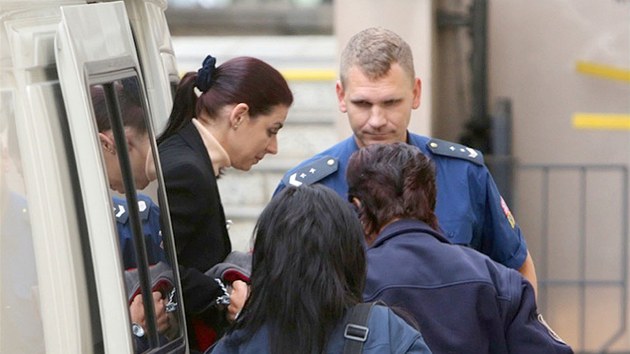 Policejní eskorta přiváží ke Krajskému soudu v Praze Kateřinu Pancovou. (3. září 2013)