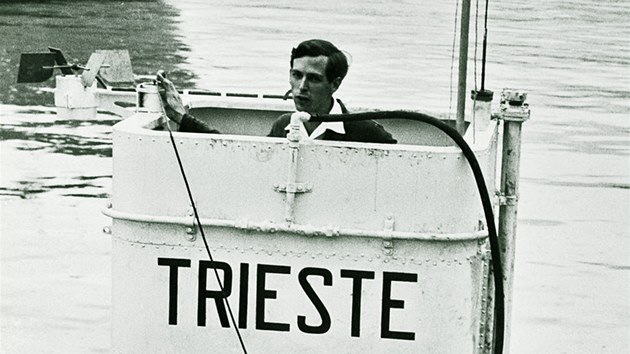 Podmořský výzkumník Jacques Piccard ve věži batyskafu Trieste při zkouškách v zátoce Castellamare nedaleko italské Neapole