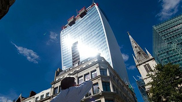 Modern londnsk mrakodrap Walkie Talkie odra dky svmu parabolickmu tvaru ostr slunen paprsky do okolnch ulic.