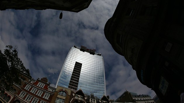Londnsk mrakodrap Walkie Talkie odra dky svmu parabolickmu tvaru ostr slunen paprsky do okolnch ulic. 