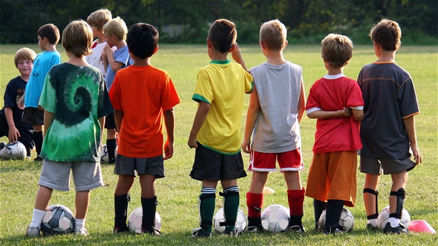 Mezi d�tmi je populárním sportem fotbal.