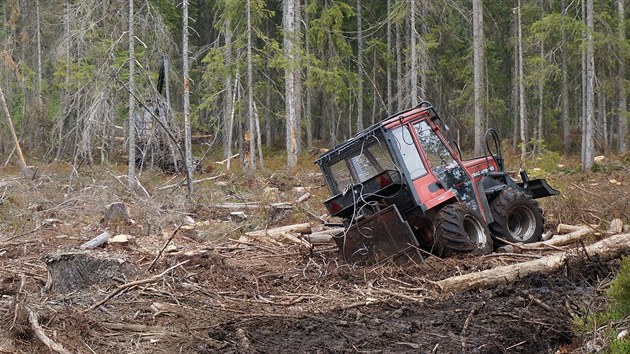 Zapadlý traktor v Národním parku Šumava v okolí Modravy.