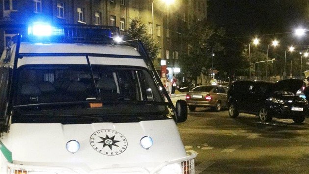 Stet policejnho a osobnho vozu na kiovatce praskch ulic Vrovick a Obloukov vyetuje policie i jej odbor vnitn kontroly.  (6. 9. 2013)