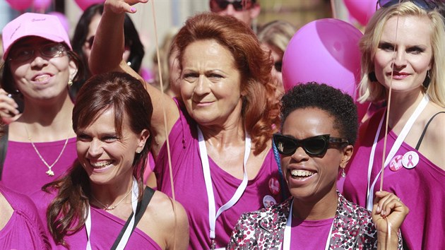 Boj proti rakovin prsu pila podpoit tak fitness trenrka Olga pkov, Simona Staov, Tonya Graves a Iva Pazderkov.(8.9. 2013)