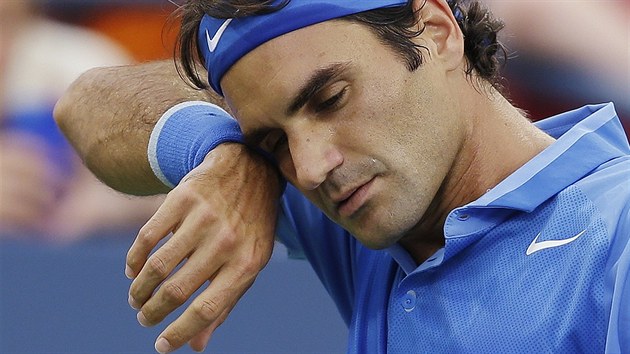NEJDE TO. Roger Federer v utkání tvrtého kol US Open proti Tommy Robredovi.