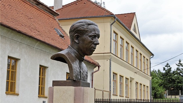 Blzko opraven koly v Babicch (vy budova v pozad) byla nedvno odhalena busta mstnho knze Vclava Drboly, kter skonil ped dvaaedesti lety na popraviti.