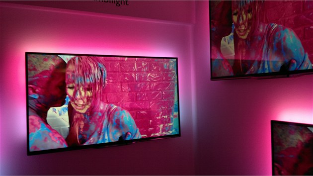 Nejen díky televizorům se zadním osvětlením Ambiligt hraje stánek Philipsu všemi barvami. V poslední generaci je rejstřik barev opravdu široký a reakce na změny v obraze okamžitá. Jen to chce volnou zeď.