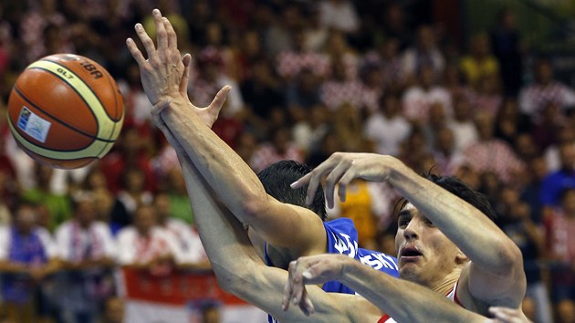 esk basketbalista Tom Satoransk bojuje o m s Chorvatem Dariem ariem. 