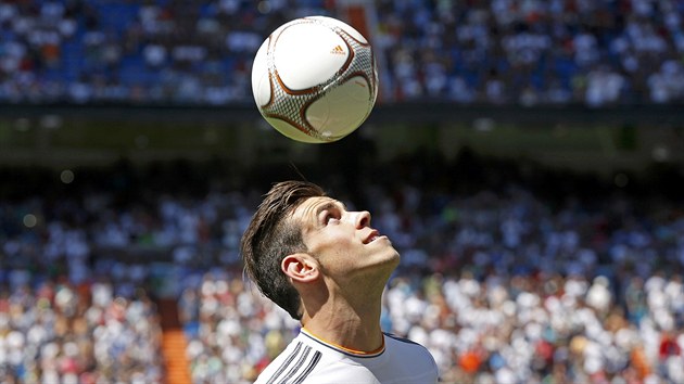 KOUKEJTE, CO UMM. Gareth Bale poprv pedvedl sv umn fanoukm Realu Madrid.