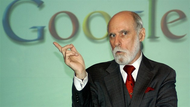 Vinton Cerf, spoluvynlezce protokolu TCP/IP, pezdvan t "otec internetu". Do Googlu nastoupil v roce 2005 jako viceprezident a propagtor internetovch technologi.