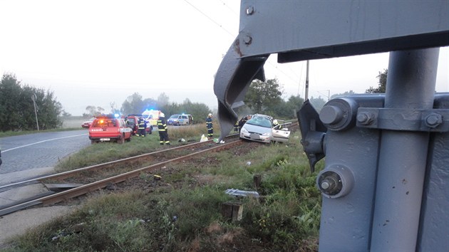 Auto se u Tebechovic pod Orebem na Hradecku pevrtilo pes stechu a skonilo na kolejch