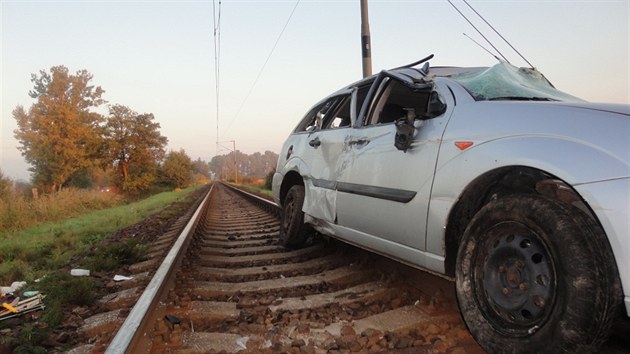 Auto se u Tebechovic pod Orebem na Hradecku pevrtilo pes stechu a skonilo na kolejch